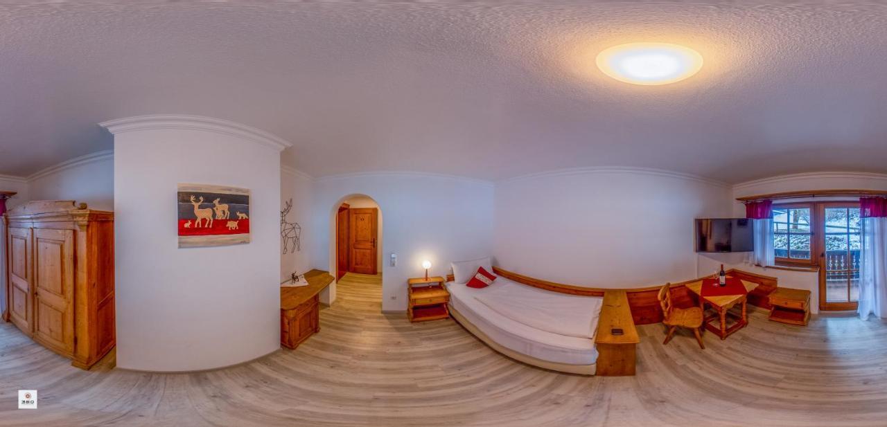 Landhotel Laerchenhuegel オーバーアマーガウ エクステリア 写真